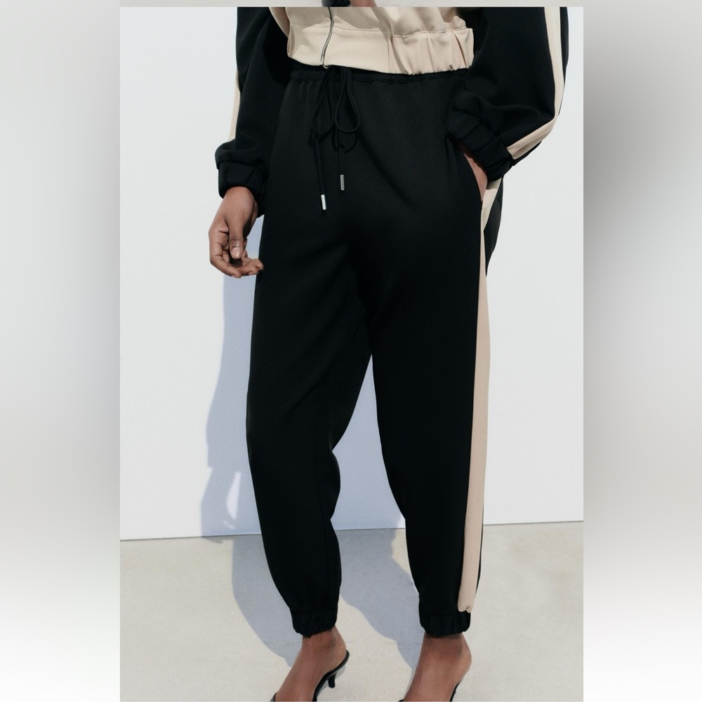 ✨SALE✨ ZARA SIDE STRIPE JOGGER PANTS
✨SALE✨